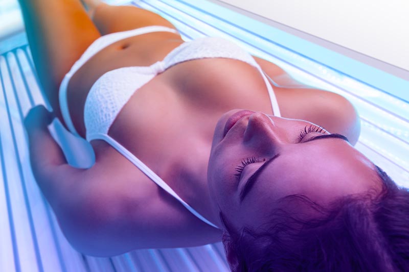 Zonnende vrouw in Ultrasun zonnebank