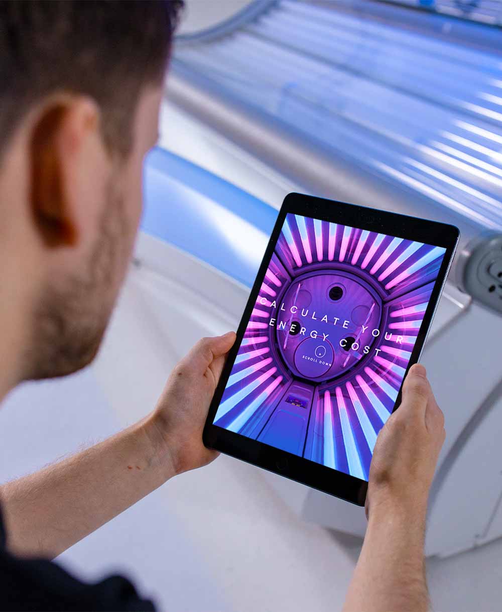 Model maakt gebruik van een tablet met ultrasun website
